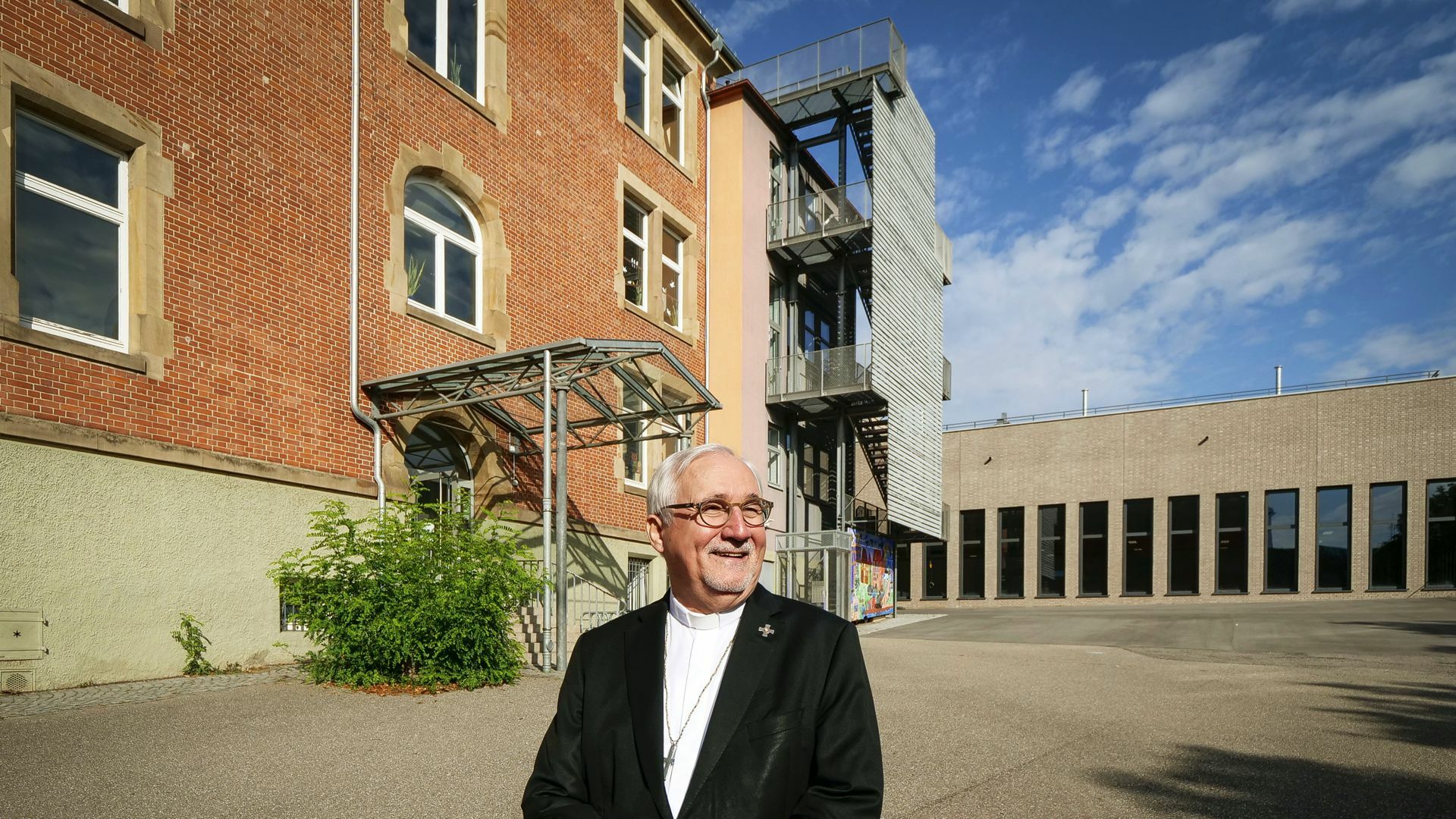 Fürst vor seiner Grundschule