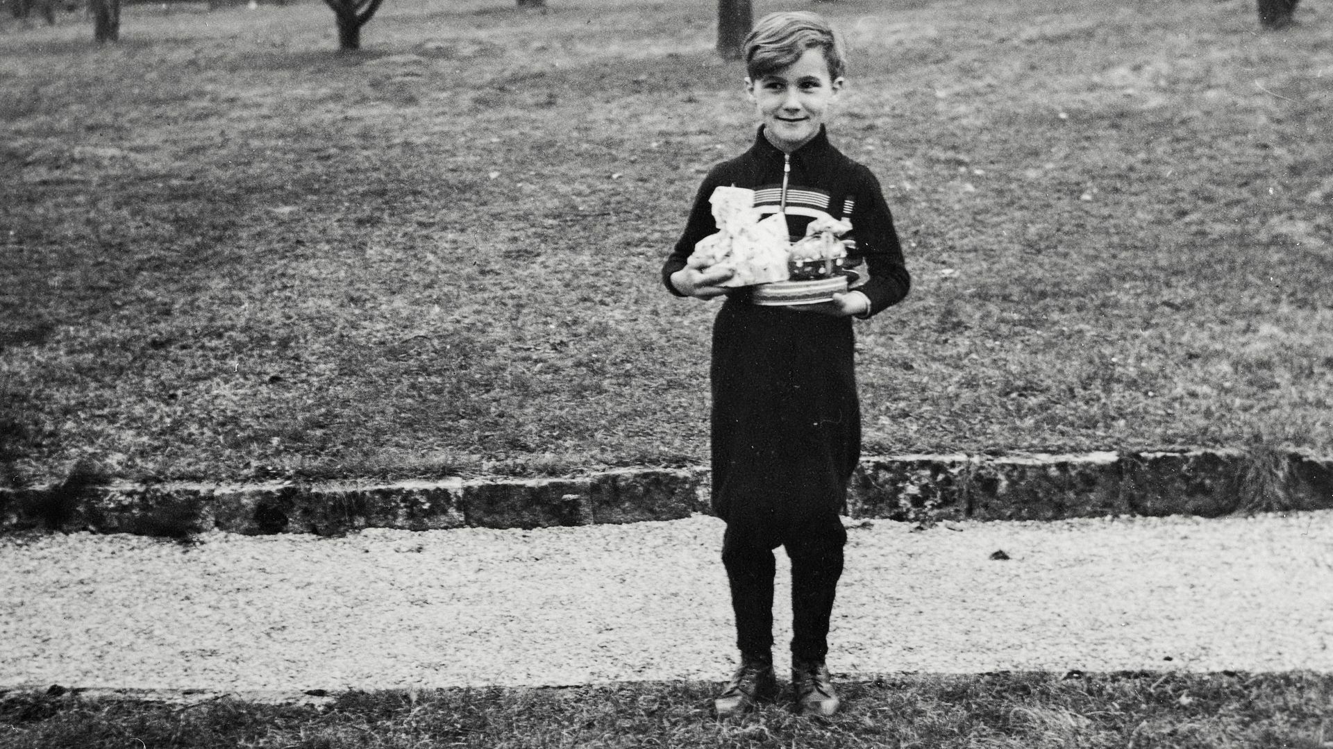 Gebhard Fürst mit Ostergeschenken in den 50er Jahren
