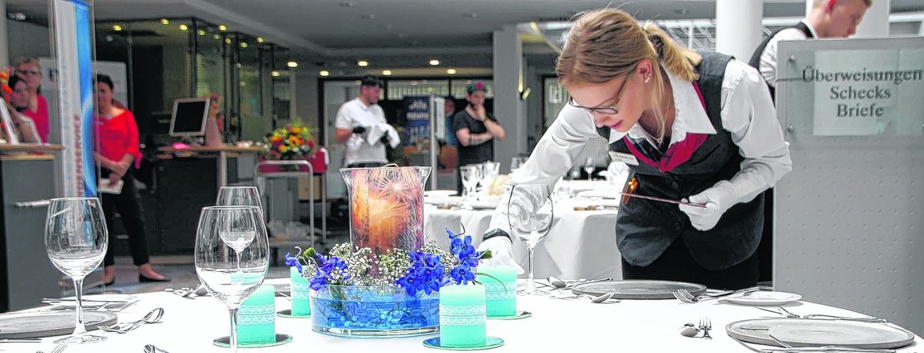 Akkurat richtet Julia Wolf die Hardware auf dem Tisch aus. Bilder: Jung