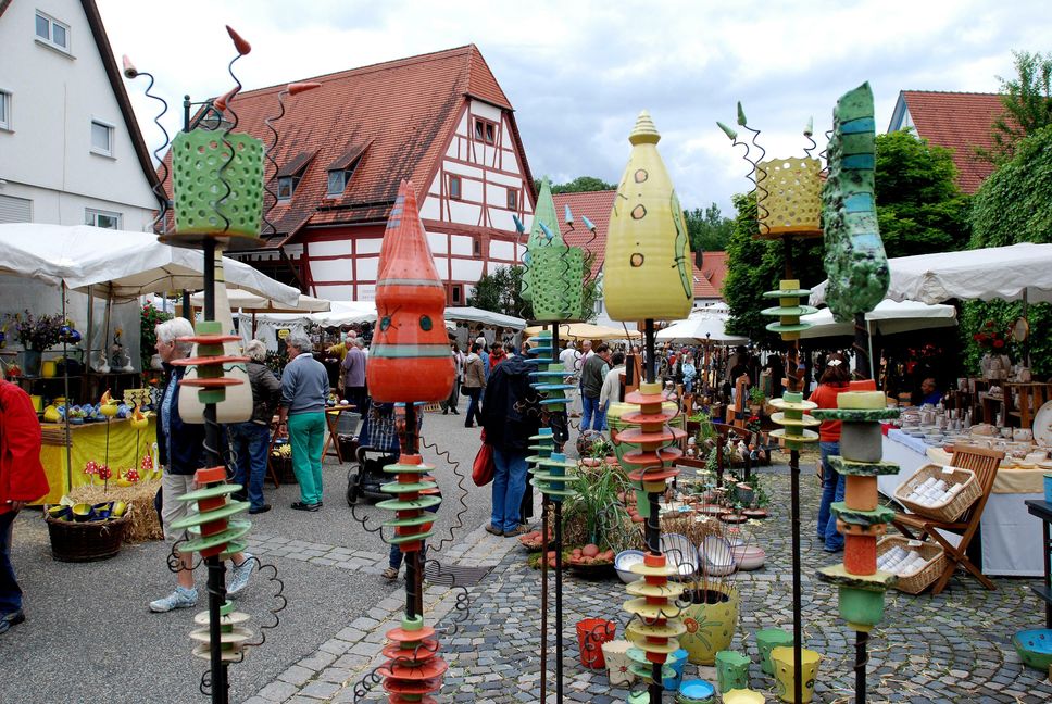 Der Darmsheimer Töpfermarkt ist ein Anziehungspunkt für Keramikfans. Bild. Archiv