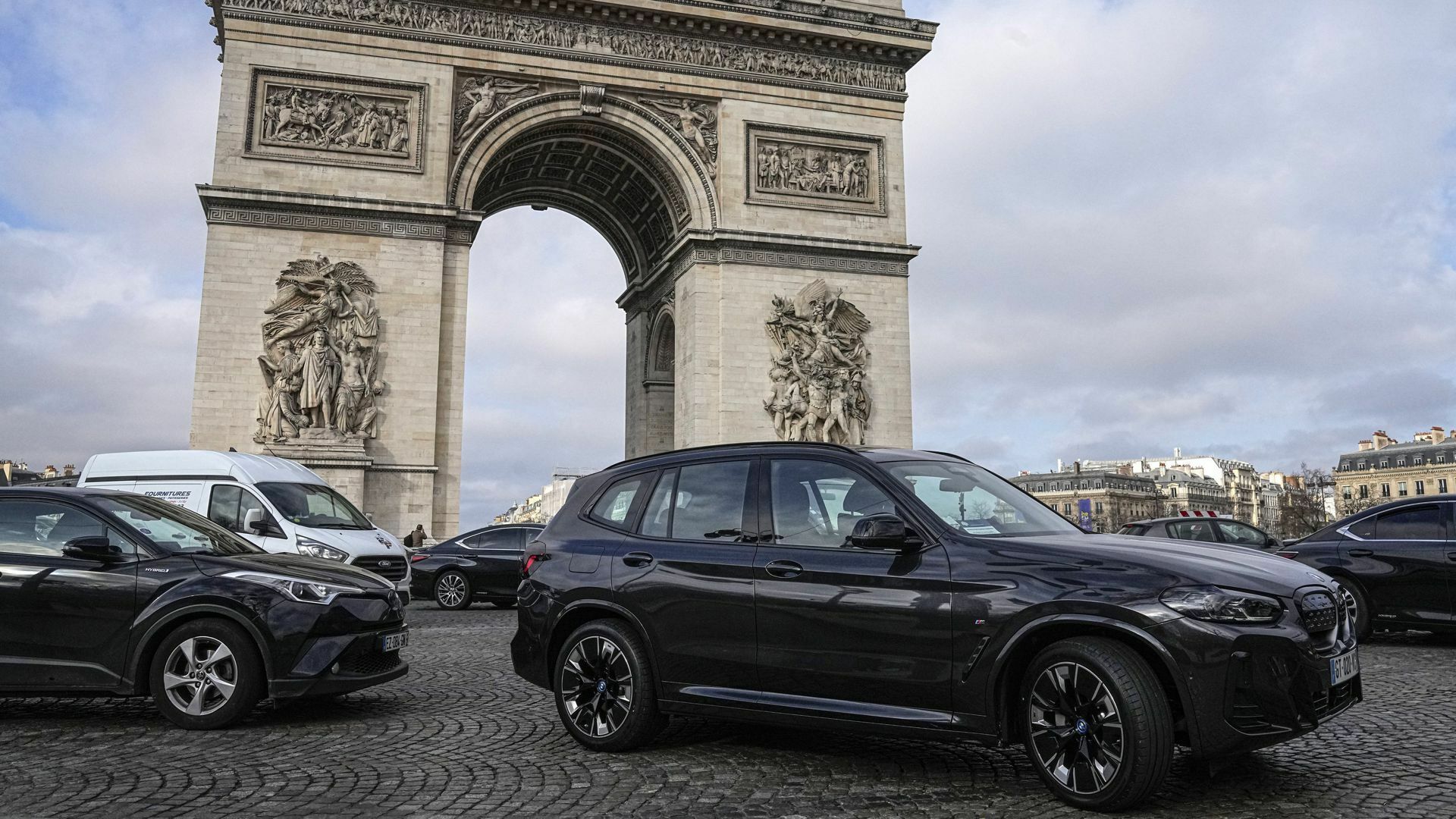 SUV auf auf der Avenue Champs Elysees beim Arc de Triomphe.     Foto: dpa/Michel Euler