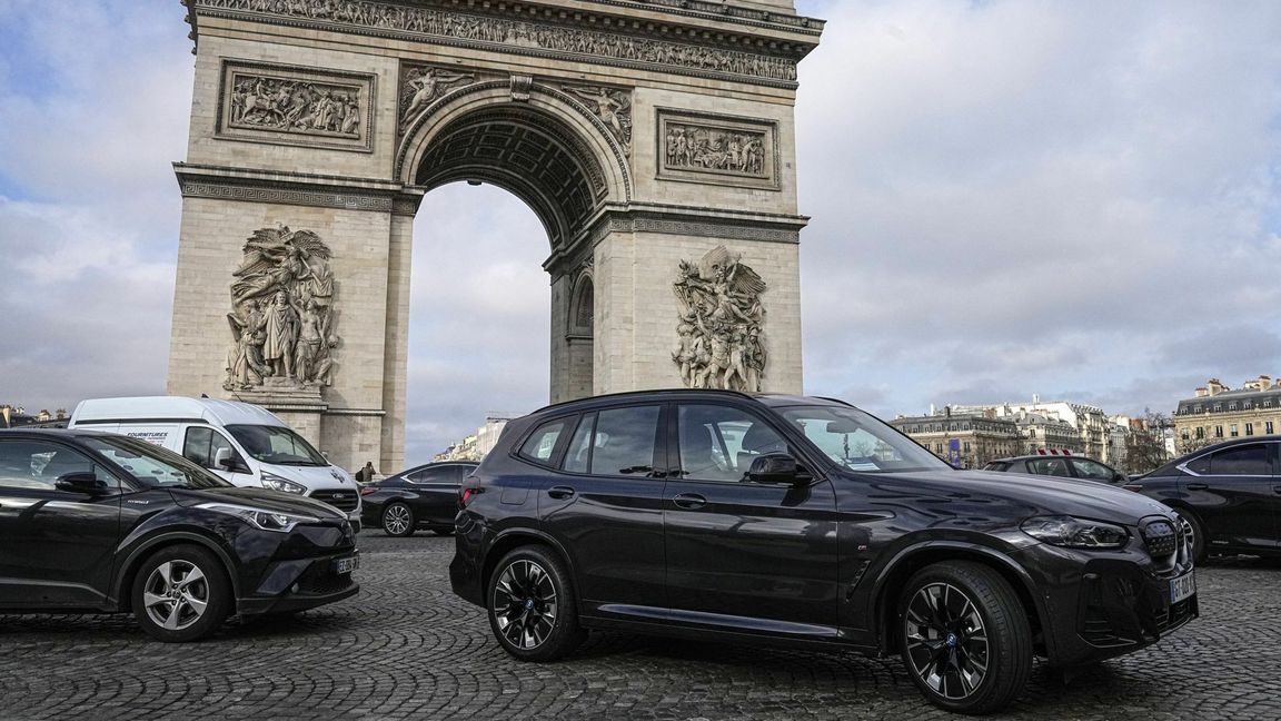 SUV auf auf der Avenue Champs Elysees beim Arc de Triomphe. Foto: dpa/Michel Euler
