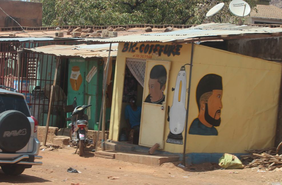 Arbeitsplätze – hier ein Friseursalon im malischen Moribabougou – sind rar für die rasant wachsende Bevölkerung vieler afrikanischer Länder. Auch dieses Thema hat er EU-Gipfel im Blick.