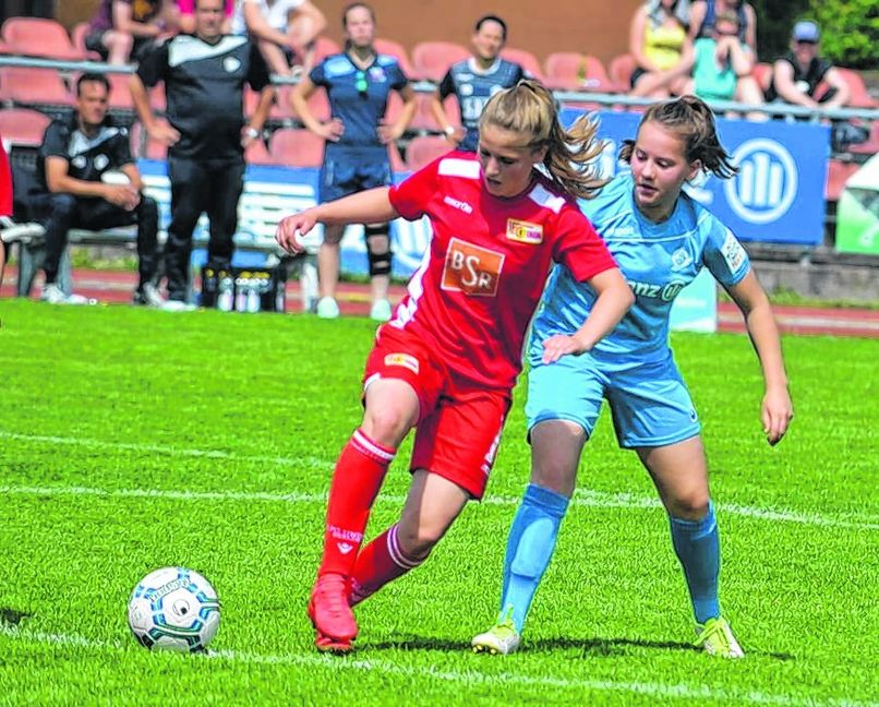 Nina Müller (rechts) und die VfL Sindelfingen Ladies mussten sich gegen den 1. FC Union Berlin mit einem torlosen Remis begnügen. Bild: Zvizdiç