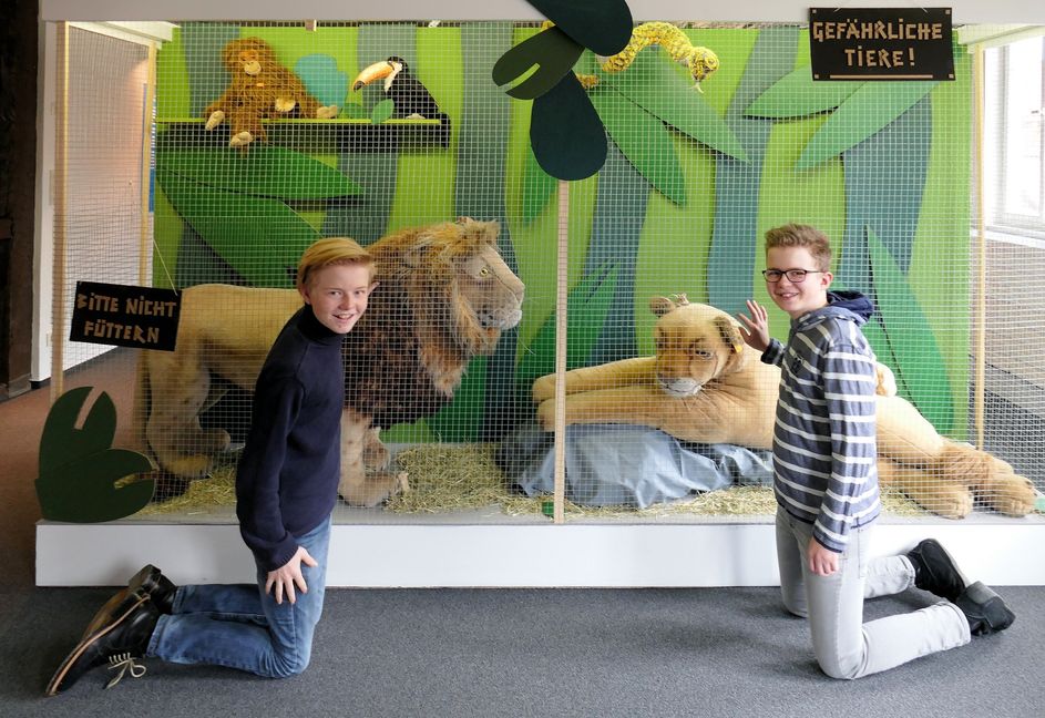 Die Enkel Leon und Max Schmidt (von links) vor den Tieren, deren Fell sie "abgeliebt haben". Bild: Lück