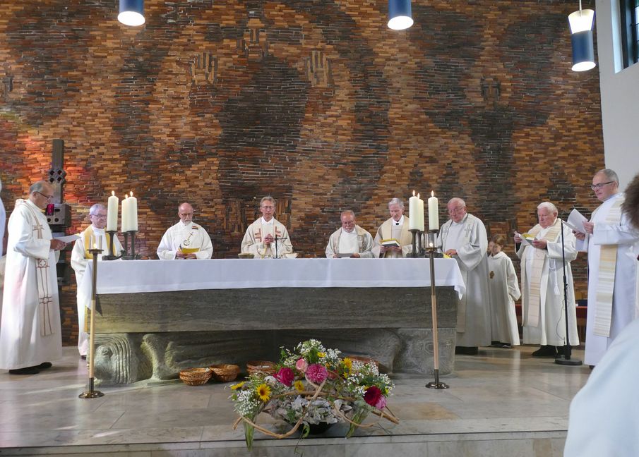 Der polnische Pater Henryk Sitko, Pfarrer Helmut Kappes, Diakon Martin Rebmann, Pfarrer KLaus Kempter, Stefan Sellinger, Pfarrer Berhard Löffler (1972 bis 1983), Nachfolger Pfarrer Anton Hirschle (bis 1996), Pater Roman Michalec (polnisch) und der slowakische Pater Peter Hudymac (von links). Bild: Lück