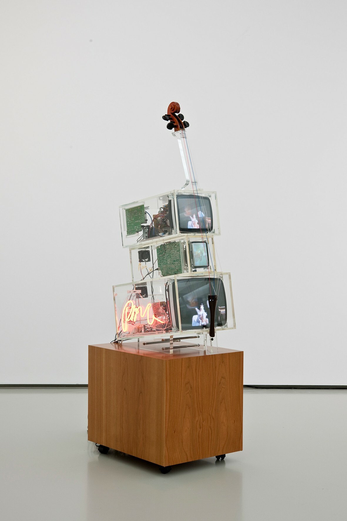 Nam June Paik, TV Cello 1996. Bild: Frank Kleinbach, © Nam June Paik