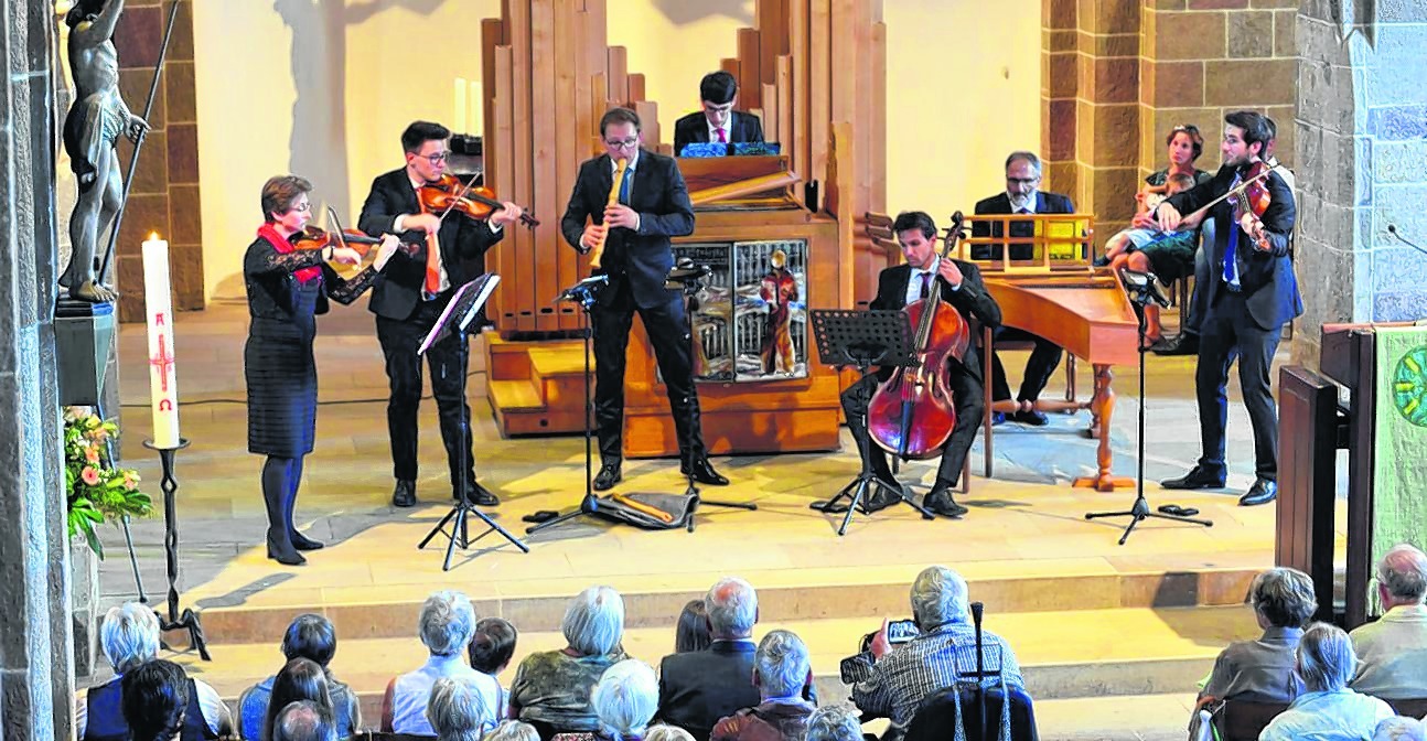 Die Hanke-Familie mit Ivan Turkalj als Gast am Cello: von links Theresia, Fabian, David, Jonathan, Matthias und Lukas Hanke beim Konzert in der Martinskirche Sindelfingen. Bild: Stampe