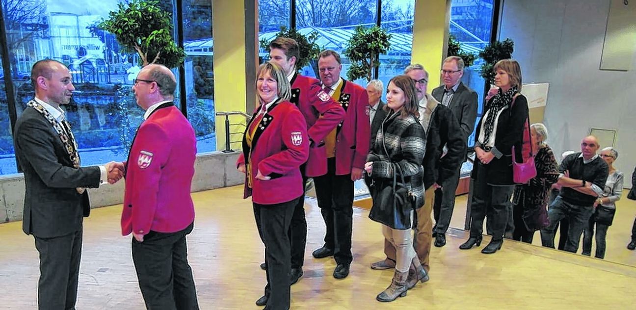 Böblingens neuer Oberbürgermeister Dr. Stefan Belz ließ es sich beim Neujahrsempfang nicht nehmen, die Besucher persönlich zu begrüßen. Bild: Staber