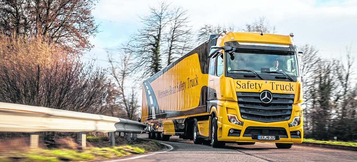 Der neue Mercedes-Benz Actros mit Abbiege-Assistent, Active Brake Assist 5, Mirror-Cam, Active Drive Assist, Notbremsassistent und Fußgängererkennung.