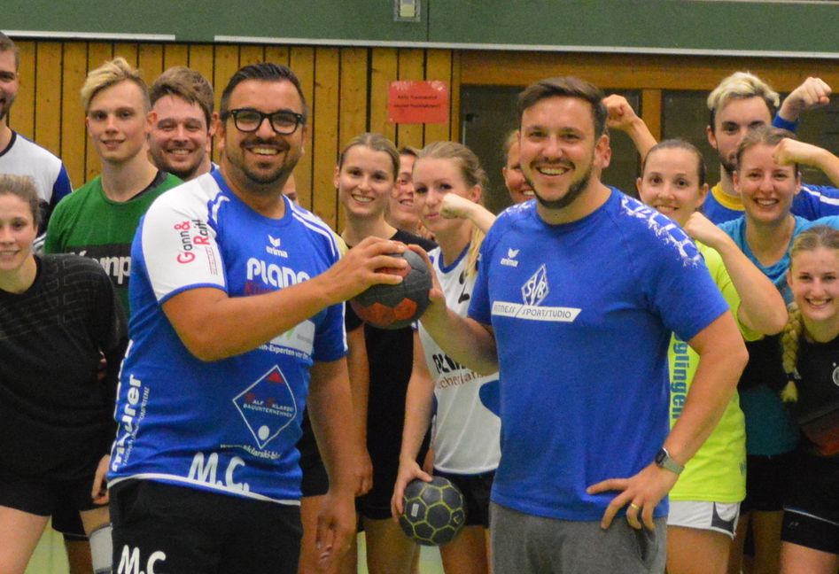 Die Brüder Marco (links) und Vito Cece feiern in der nächsten Saison wieder den Schulterschluss als Trainer bei den Verbandsliga-Handballern der HSG Böblingen/Sindelfingen.Bild: Zvizdiç