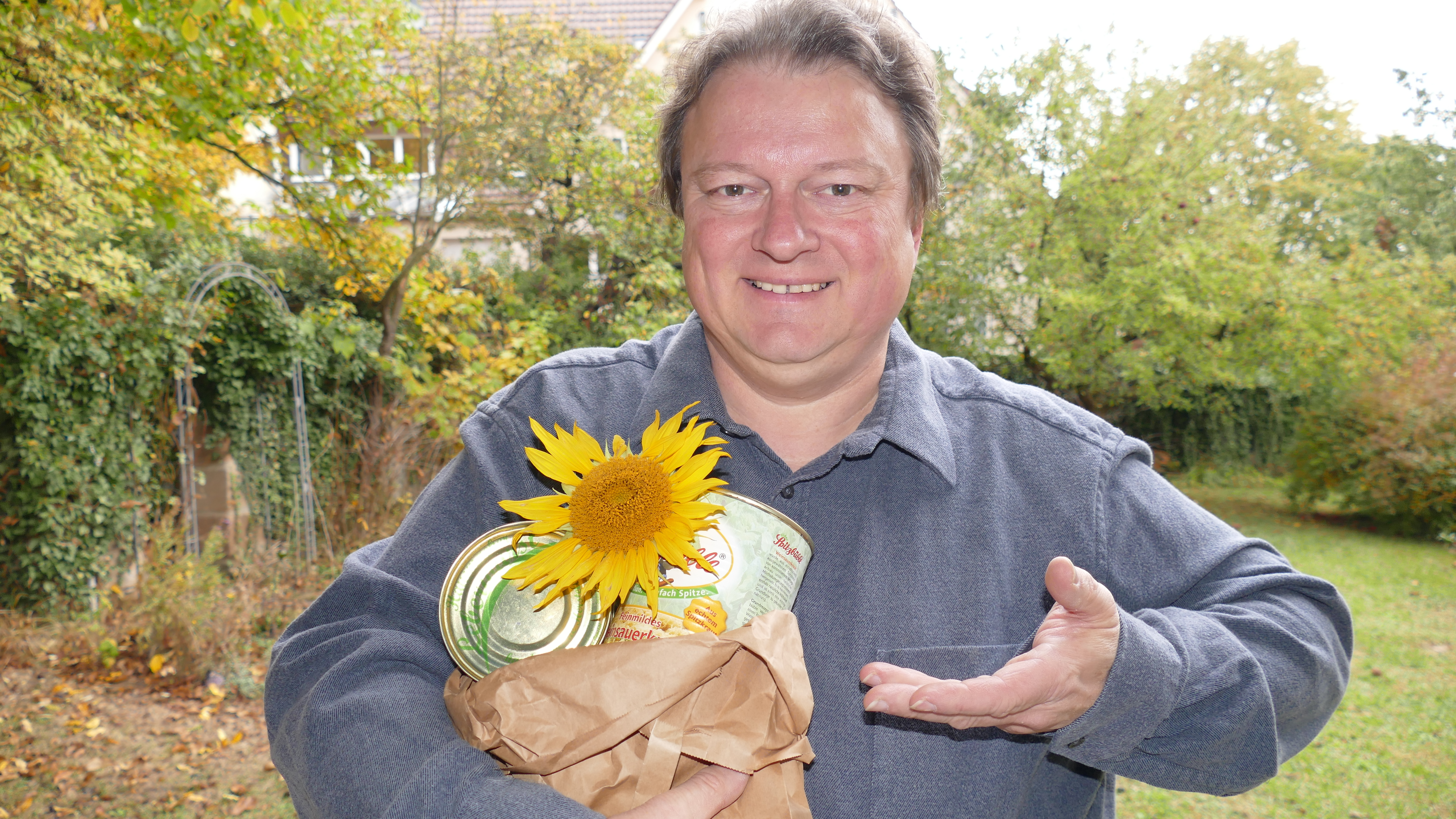 Pfarrer Andreas Roß mit einer der Schlachtplatten-Tüten.