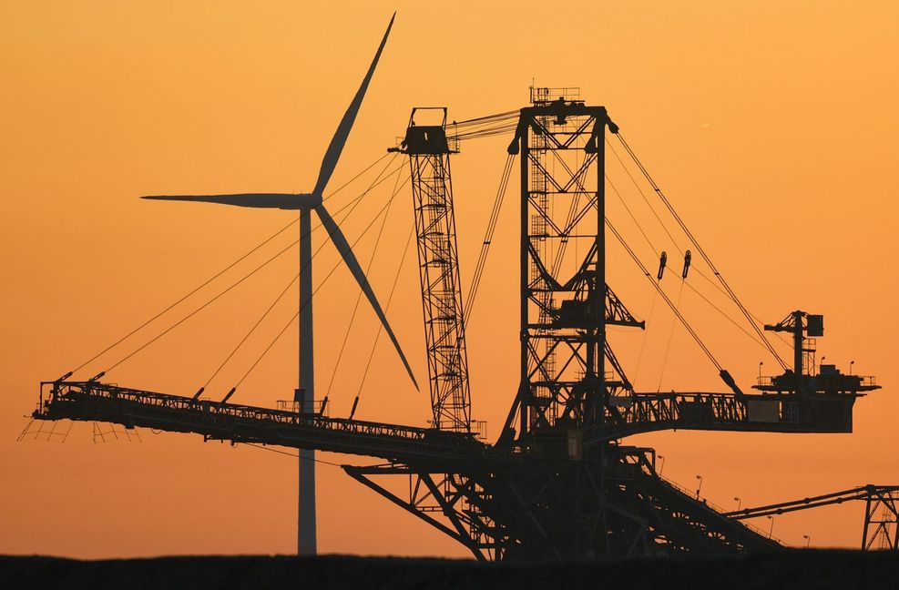 Auf dem Weg zur Klimaneutralität des Landes muss sich auch die Industrie noch radikal ändern – mit gravierenden Folgen für die Beschäftigung. Foto: dpa/Patrick Pleul