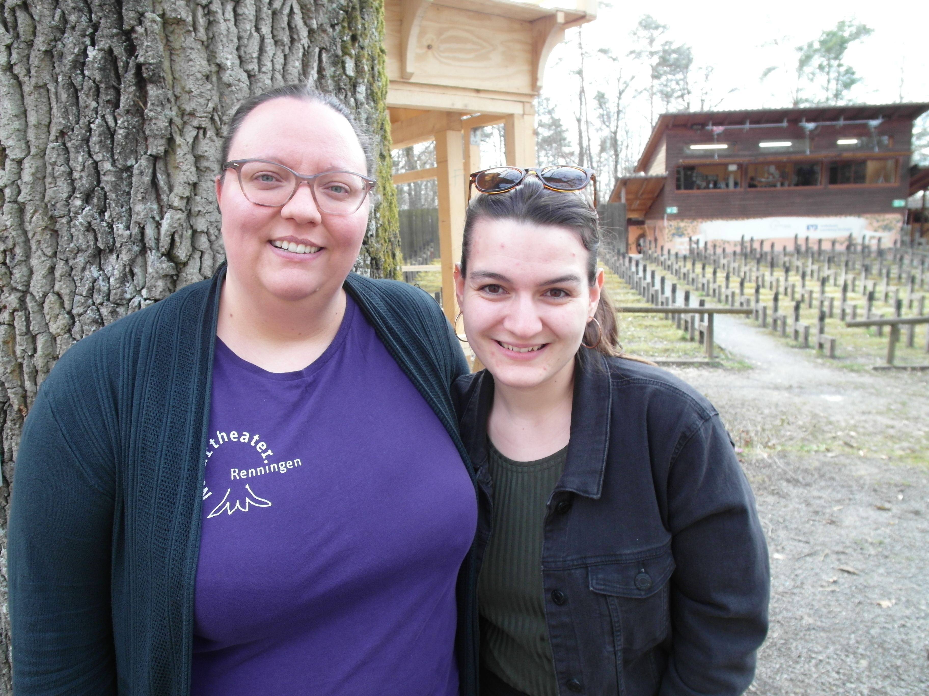 Theresa Müller (links) leitet seit Februar 2023 als Vorsitzende den Verein Naturtheater Renningen, Laura Finckh ist seit
2021 Pressesprecherin.   Bild: Staber