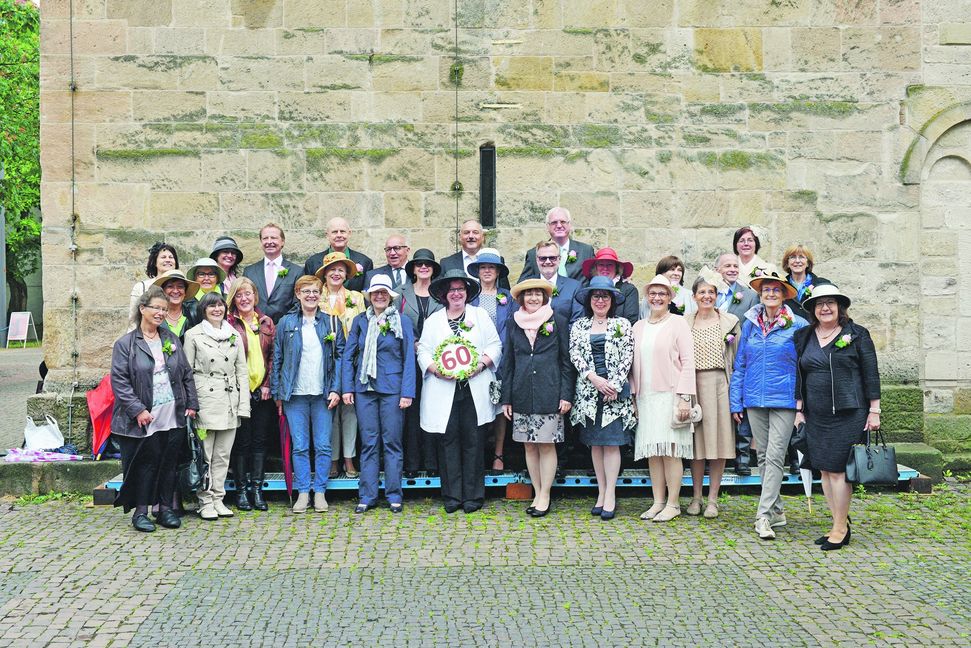 Das sind die Jüngsten in der langen Reihe der Pfingsttradition in Sindelfingen: Ulrike Pflieger-Lehmann, Ulrike Speidel und Gerd Kößler haben als Organisationsteam den Jahrgang 1968 zu einer der stärksten Gruppen in den letzten Jahren gemacht. In der Martinskirche und später im Haus Sommerhof gefeiert haben unter anderem Sindelfingens Rathauschef Dr. Bernd Vöhringer und Altstadträtin Elke Stahl. Bilder: Stampe