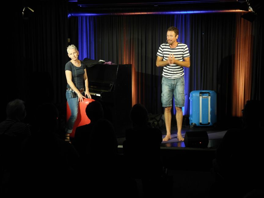 Mit ihrem Programm „Fake News – Balken biegen für Fortgeschrittene“ haben die Stuttgarter Musik-Kabarettisten Tina Häussermann und Fabian Schläper im Böblinger Alten Amtsgericht die erste Indoor-Liveveranstaltung seit anderthalb Jahren bestritten.   Bild: Staber