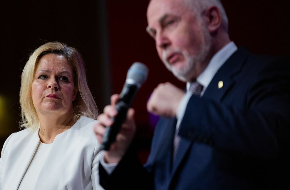 Innenministerin Nancy Faeser diskutiert in Köln mit Beamtenbund-Chef Ulrich Silberbach.