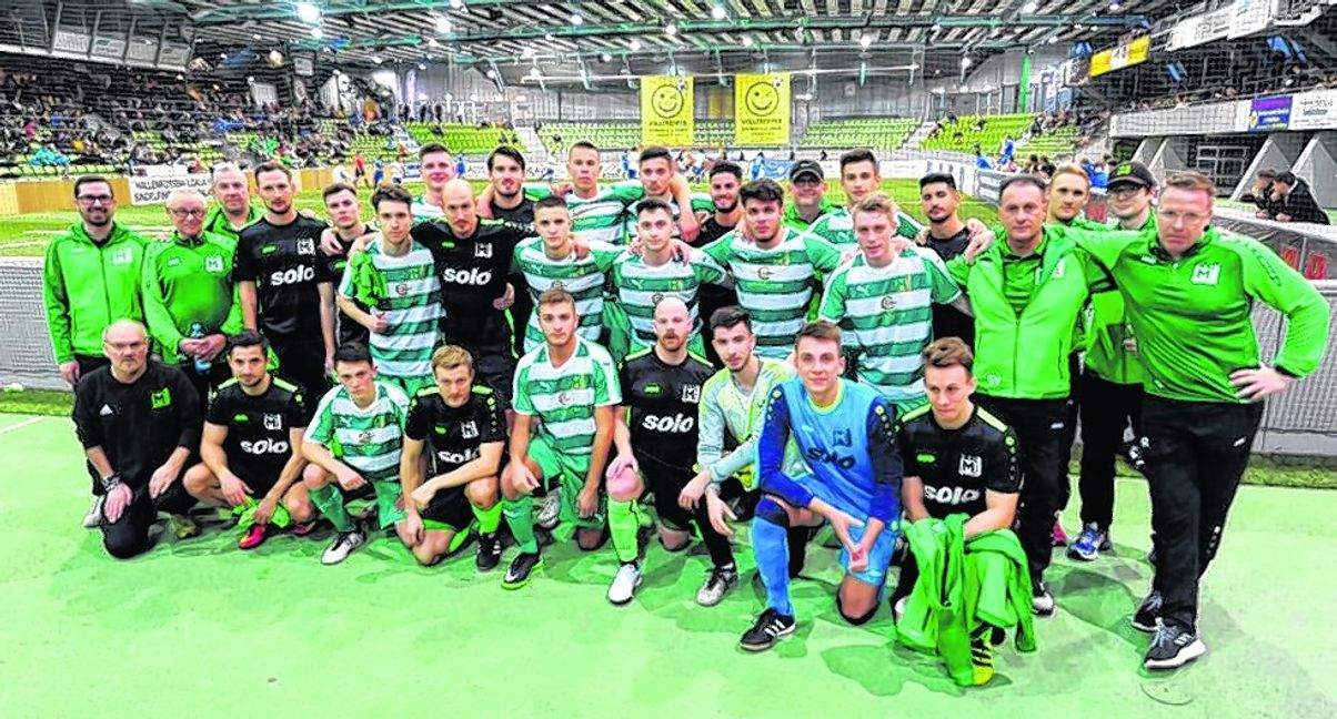 Gruppenbild vor dem Duell im Achtelfinale: die Maichinger U19 in gestreiften Trikots zusammen mit der ersten Mannschaft.