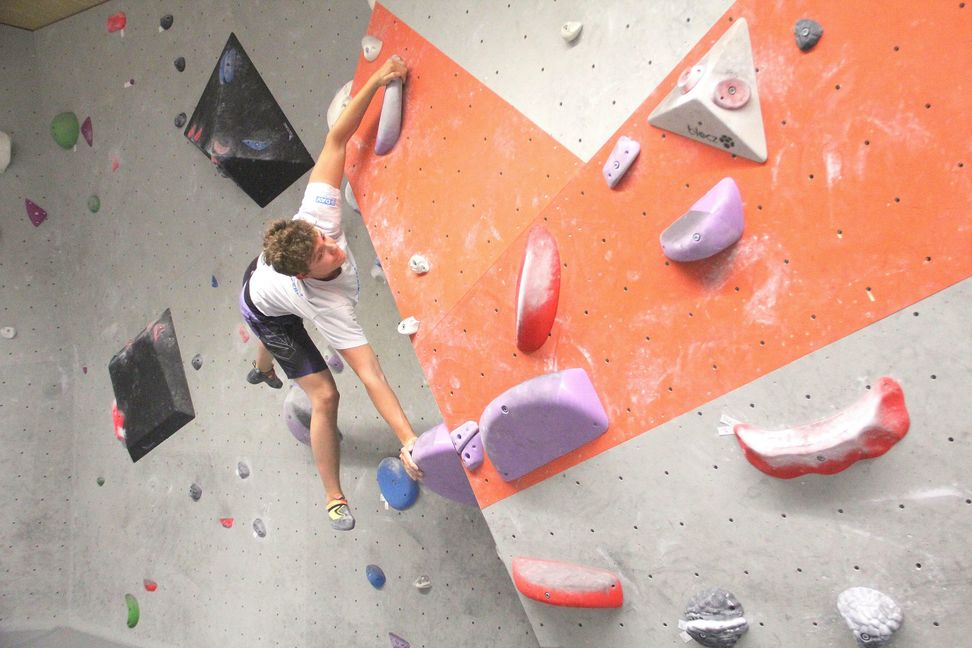 David Dongus in der Wand. Der Herrenberger ist Speedkletterer aus Leidenschaft.  Bild: Oberdorfer