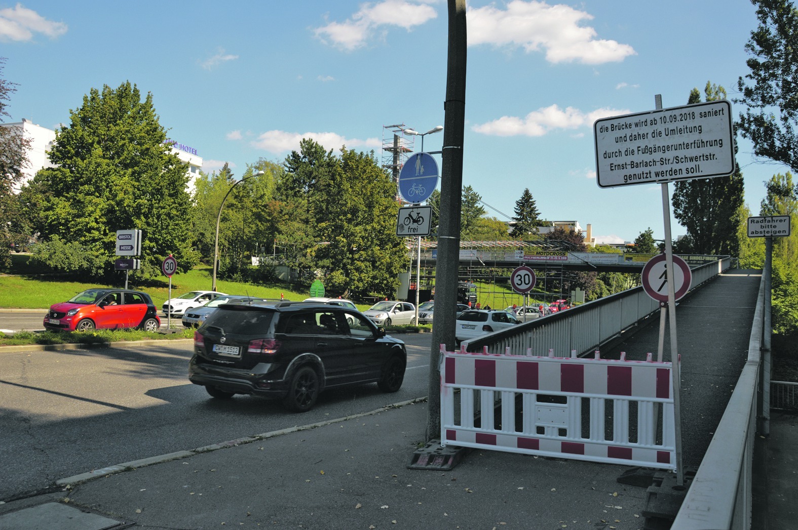 Die Brücke über die Sindelfinger Mahdentalstraße ist zur Zeit weniger dringender Sanierungsarbeiten gesperrt.  Bild: Wegner
