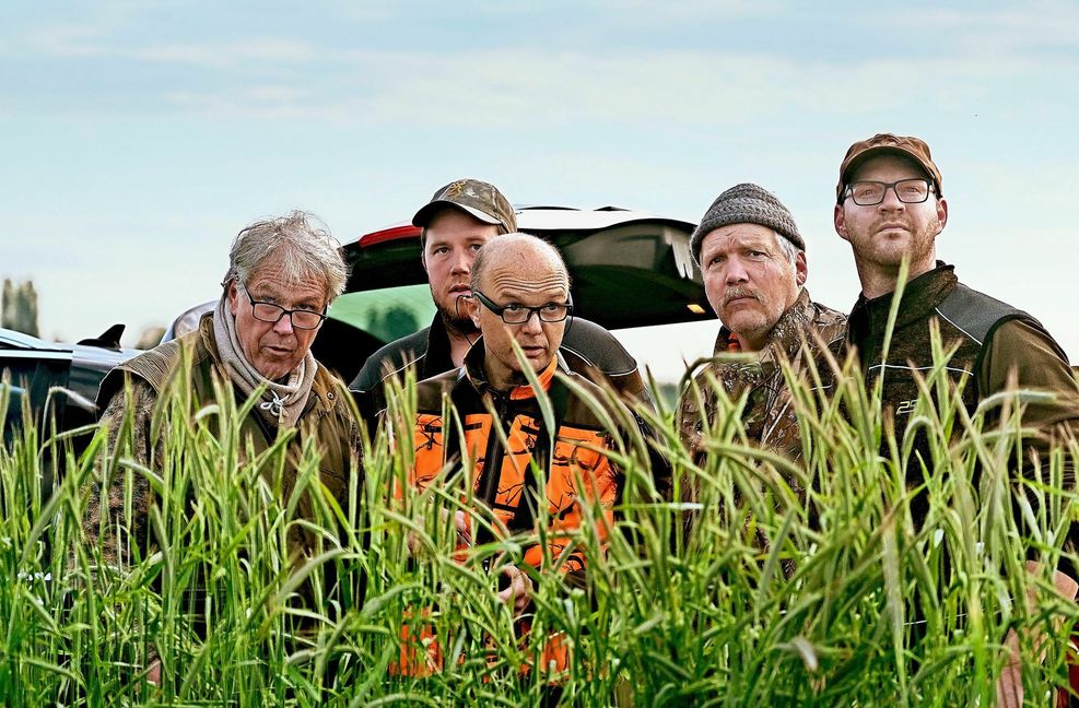 Auf der Suche nach hilflosen Rehkitzen: Georg Schilli, Daniel Weiser, Sven Vollrath, Klaus Niehüser und Martin Weiser (von links) Foto: Susanne Vollrath