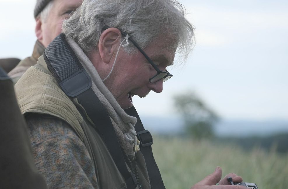 Georg Schilli entdeckt ein Kitz im Videobild. Für Momente wie diesen steht er zur Setzzeit gerne vor dem Morgengrauen auf. Foto: Susanne Vollrath