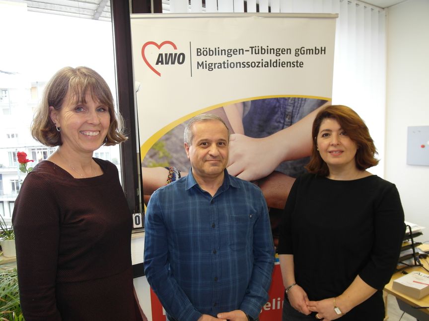 Das Team der AWO-Migrationsberatung  Gabriele Zwirner, Cengiz Demir und Aysel Kilic hat in der Böblinger Bahnhofstraße 7 neue Räume bezogen, die vom Landratsamt zur Verfügung gestellt werden.    Bild: Staber