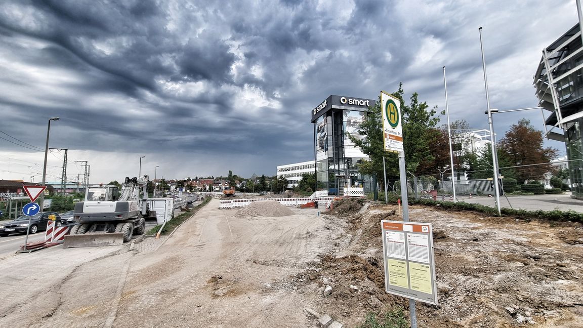 Entlang der Sindelfinger Straße sind für die künftigen Anschluss zur neuen Brücke, die über die A 81 führt, bereits tonnenweise Erdreich abgegraben worden. Bild: Hamann