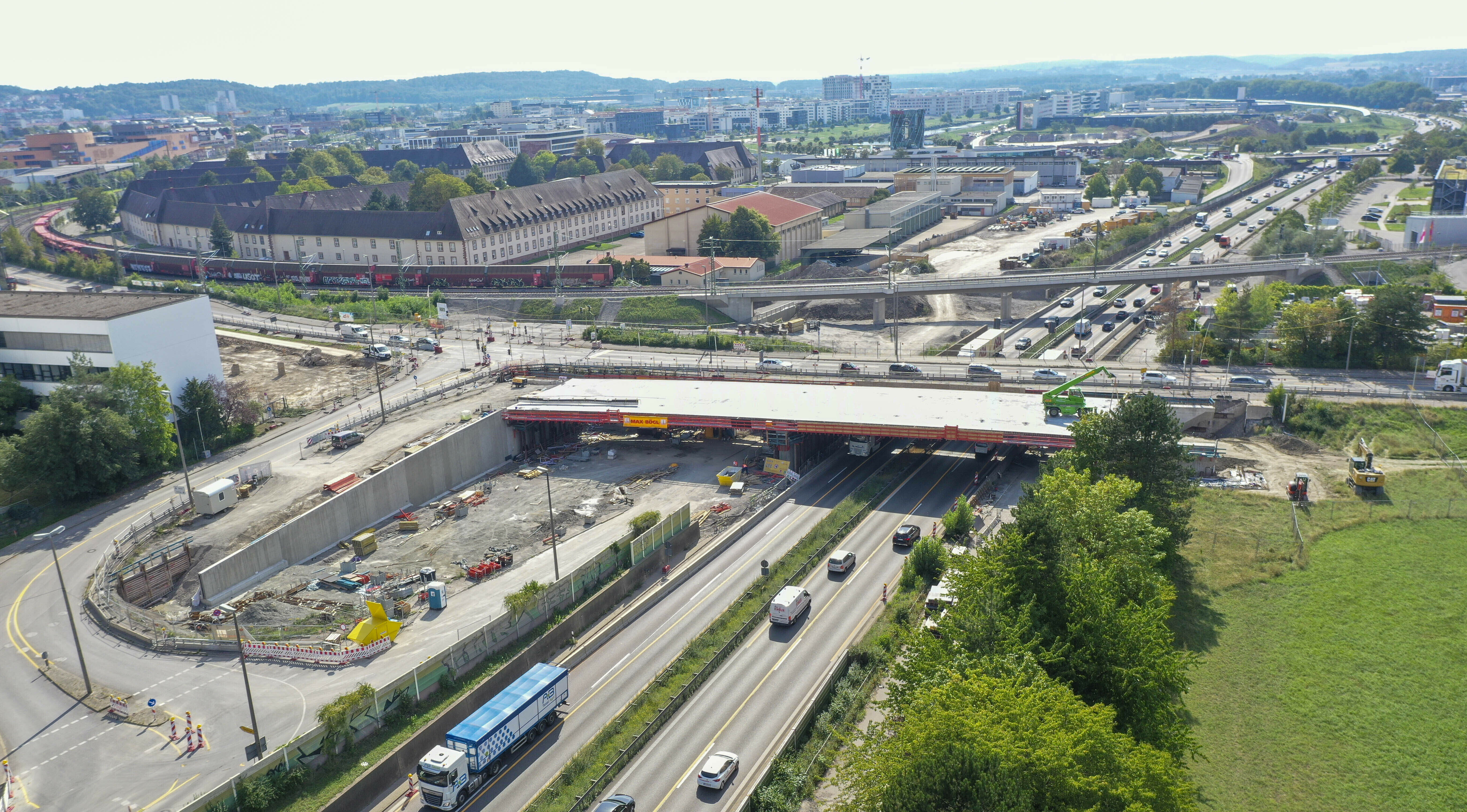 Der Blick von Oben zeigt die neue Brücke, über die der Verkehr ab dem kommenden Jahr zwischen Sindelfingen und Böblingen im Bereich zwischen Hornbach und Smart fließen soll. Anfang kommenden Jahres soll die bestehende Brücke (direkt dahinter) abgerissen werden.  Bild: Dettenmeyer