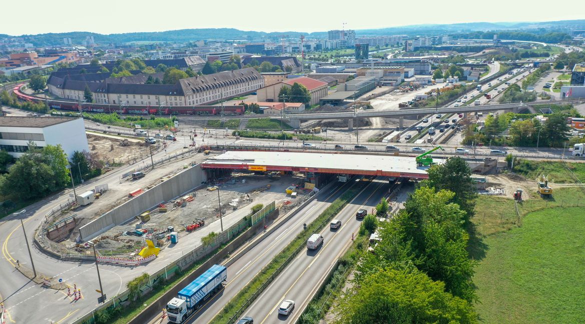 Der Blick von Oben zeigt die neue Brücke, über die der Verkehr ab dem kommenden Jahr zwischen Sindelfingen und Böblingen im Bereich zwischen Hornbach und Smart fließen soll. Anfang kommenden Jahres soll die bestehende Brücke (direkt dahinter) abgerissen werden.  Bild: Dettenmeyer