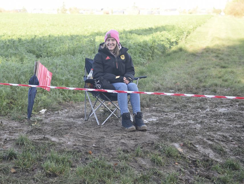 Beim Öschelbronner Radcross half Olympiasiegerin Franziska Brauße als Streckenposten aus. Bild: Reichert