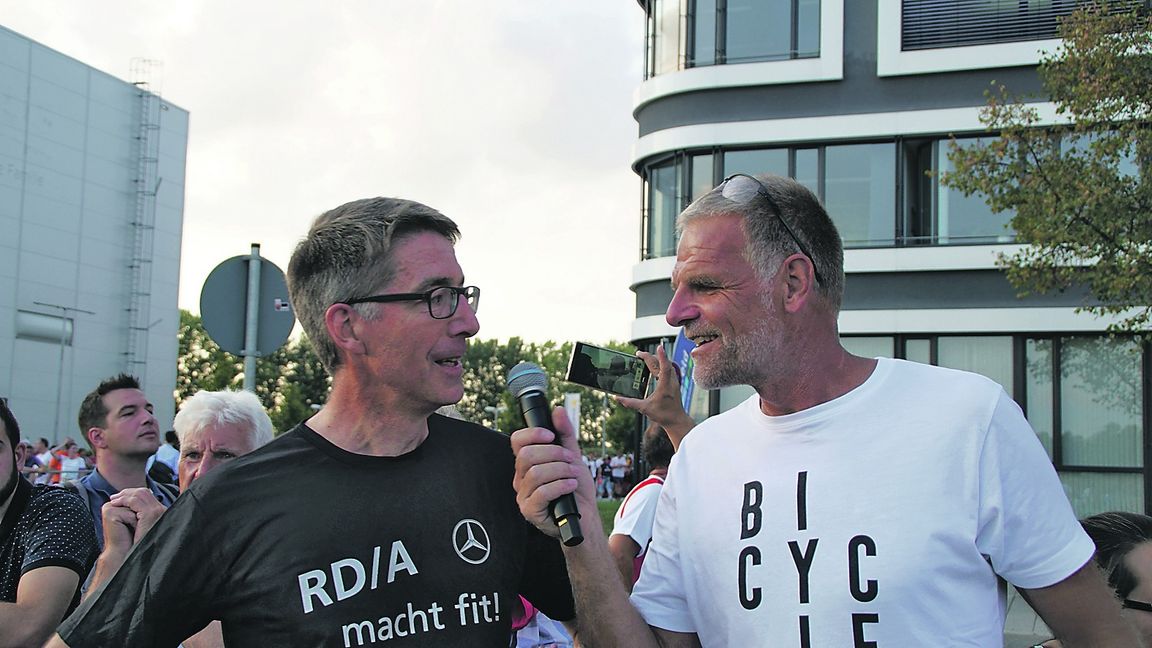 Jürgen Kohler (links), Initiator der Gesundheitsförderung bei der Mercedes-Benz-Entwicklung, nach dem Lauf im Gespräch mit Flugfeldlauf-Organisator Axel Stahl Bild: SDMG/Dettenmeyer