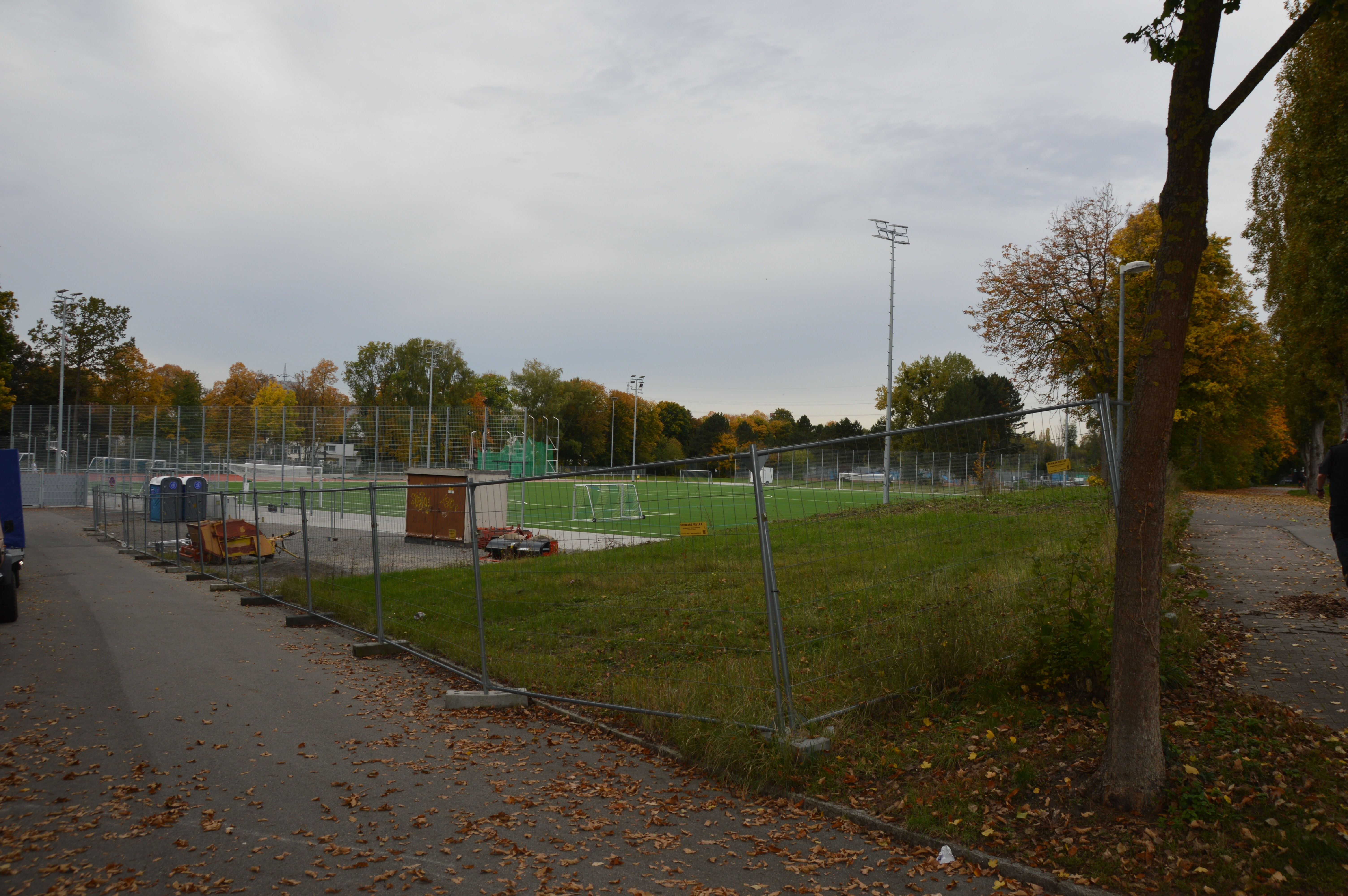 Bauzaun, aber keine Bauarbeiter: Wann es am Kunstrasen an der Rosenstraße weitergeht, ist offen.Bild: Wegner