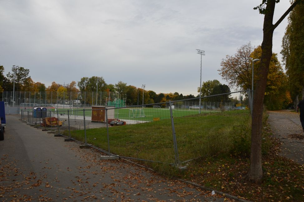Bauzaun, aber keine Bauarbeiter: Wann es am Kunstrasen an der Rosenstraße weitergeht, ist offen.Bild: Wegner