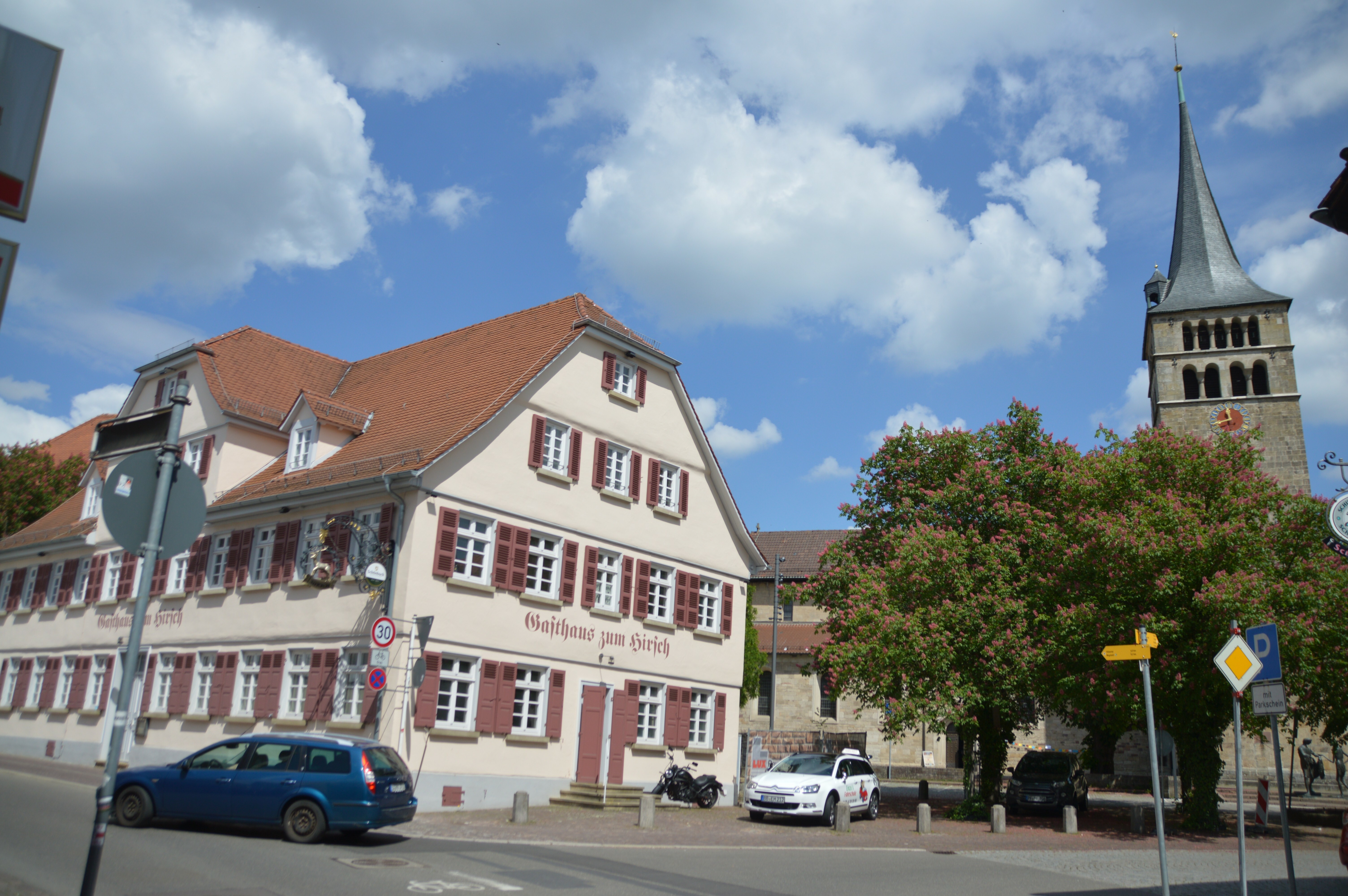 Das Gasthaus Hirsch in der Ziegelstraße. Rechts im Hintergrund die Martinskirche.Bild: Wegner