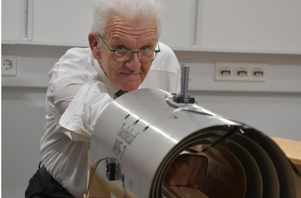 Der Ministerpräsident lässt mit Hilfe der Quantentechnologie seine Muskelstärke prüfen.