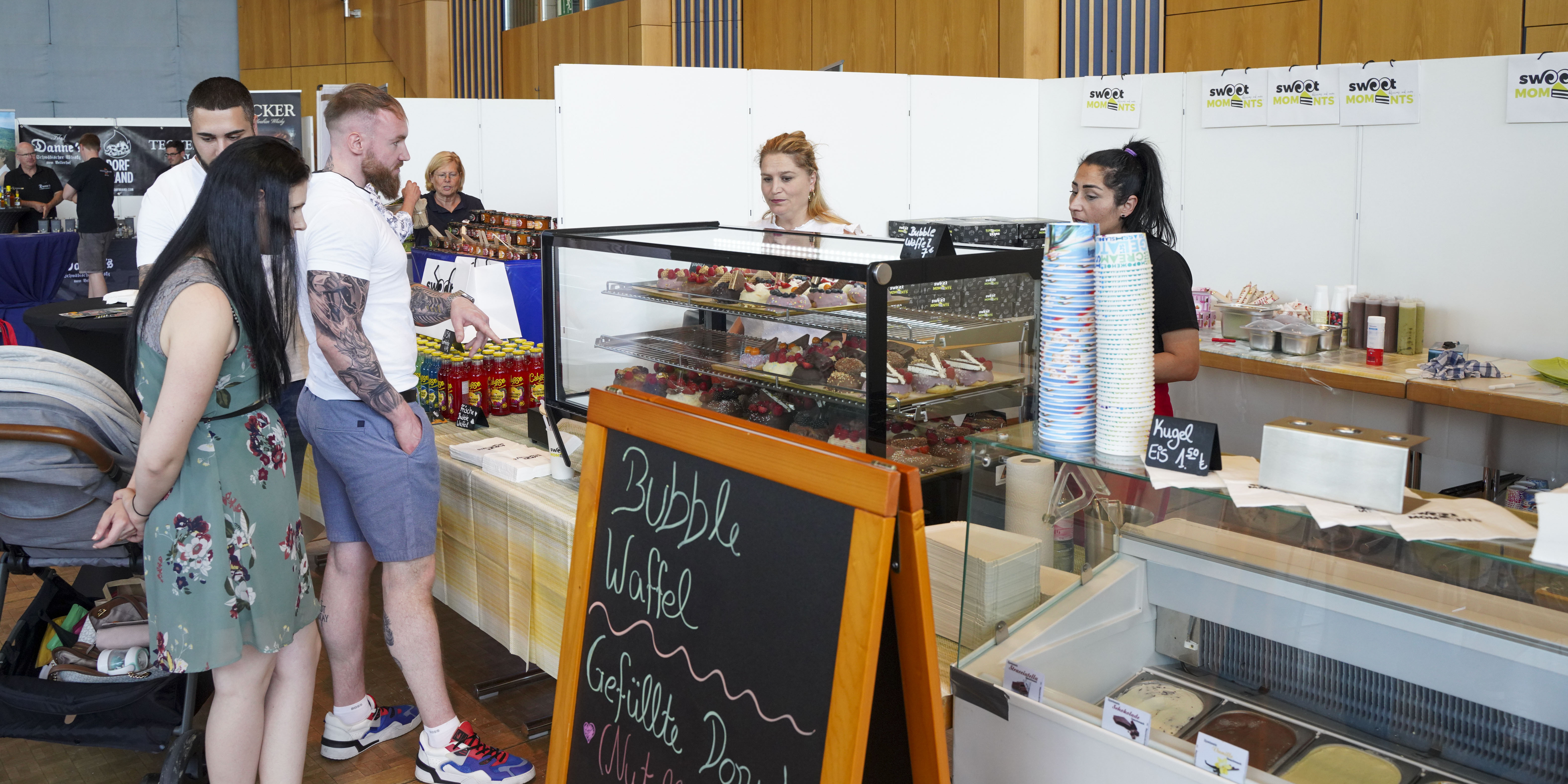 Das "Sweet Moments" aus Böblingen war ebenfalls auf der "Messe für Genießer" und bot gefüllte Donuts und Bubble Waffeln an. Bild: Dettenmeyer