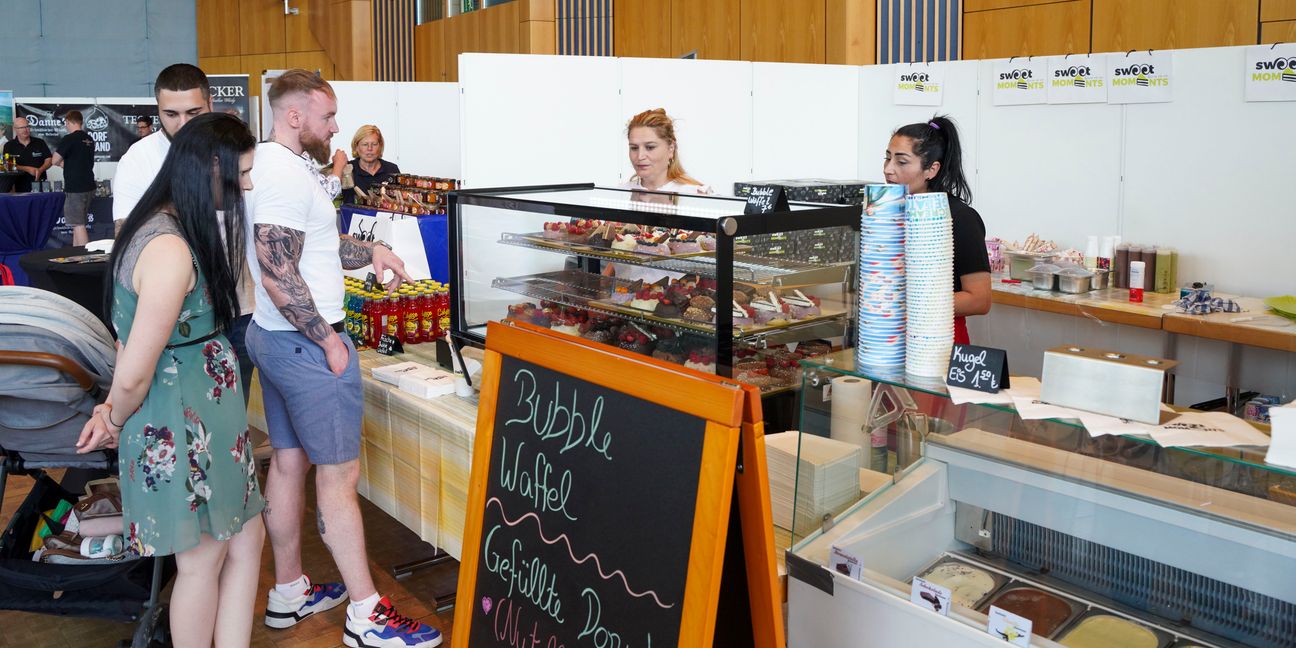 Das "Sweet Moments" aus Böblingen war ebenfalls auf der "Messe für Genießer" und bot gefüllte Donuts und Bubble Waffeln an. Bild: Dettenmeyer