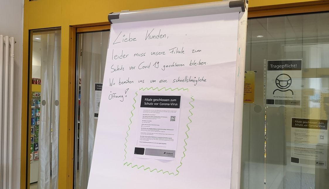 Ein Plakat weist auf die Schließung der Postfiliale in der Gartenstraße hin. 
 Bild: Groß