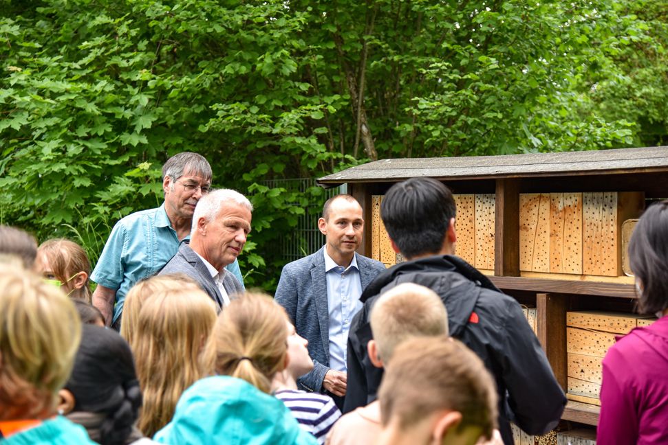 Schulamtsleiter Josef Fischer, Schulleiter des MPG Martin Rausch, Oberbürgermeister Dr. Stefan Belz (von links) im Schulgarten. Bild: Staber