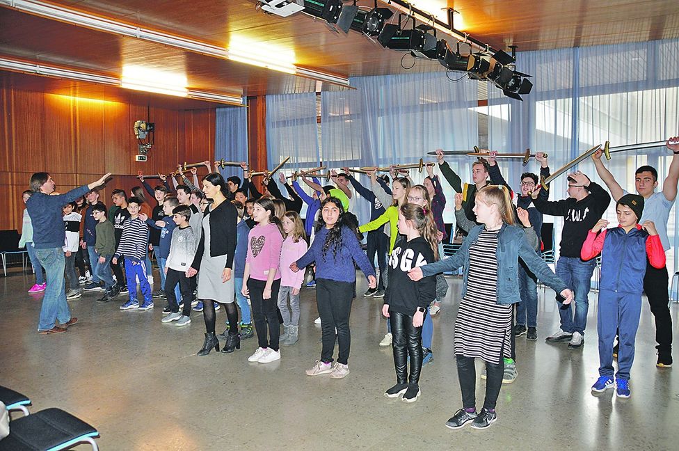 Fleißige Probenarbeit am Sindelfinger Pfarrwiesen-Gymnasium: Heute um 12 Uhr wird „Die abenteuerliche Reise ins Morgenland“ in der Sporthalle aufgeführt. Bild: Rentschler