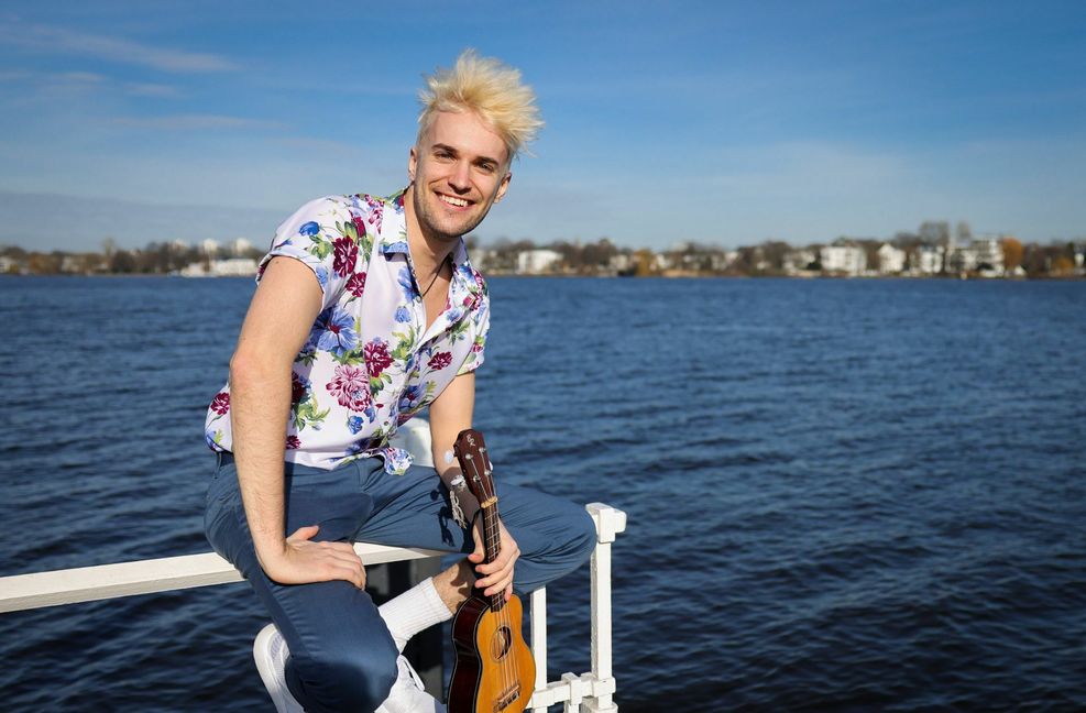 Noch genießt er die Sonne an der Hamburger Alster: Jendrik Sigwart singt beim ESC. Foto: dpa/Chr. Charisius