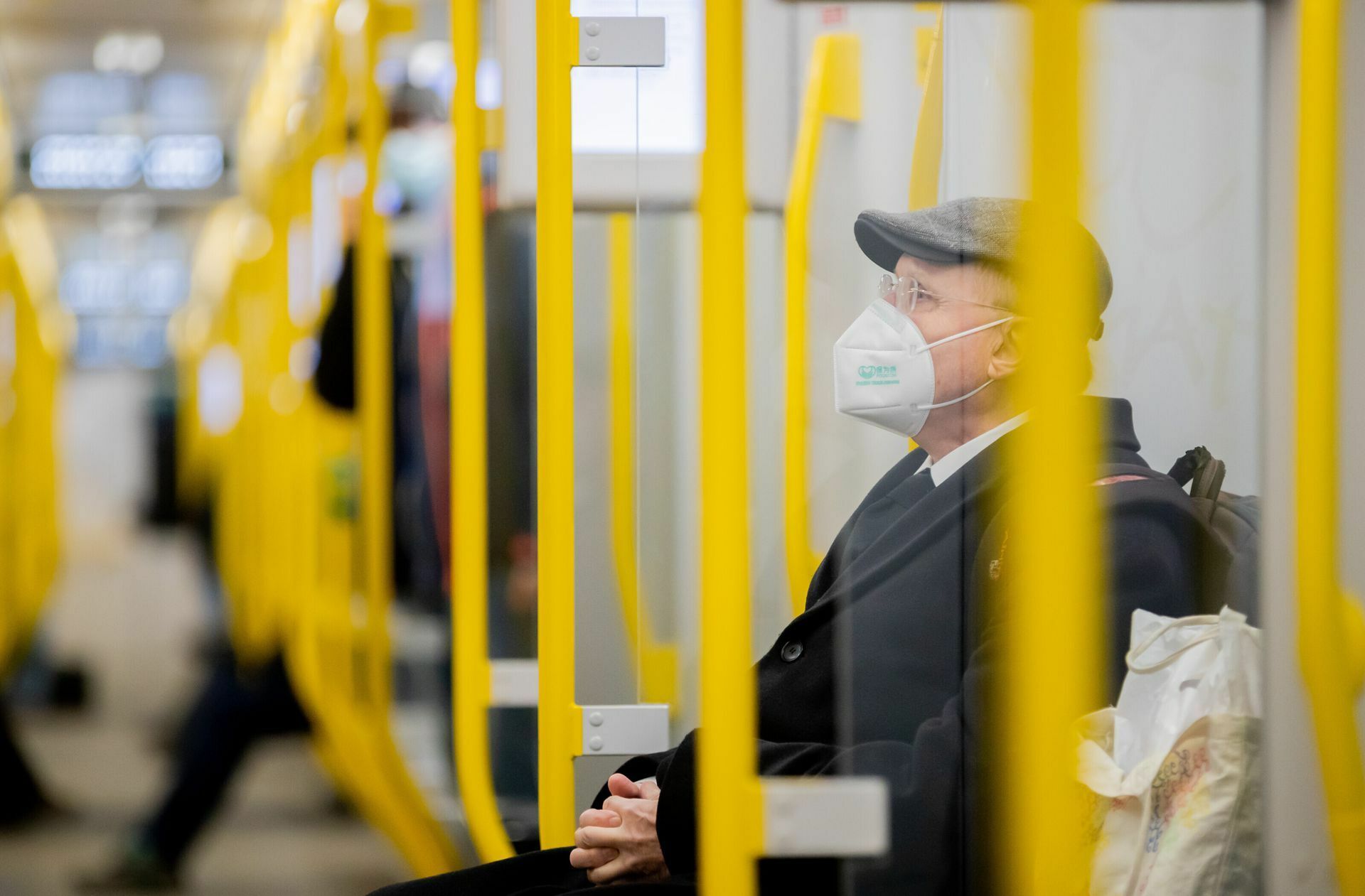 Etliche Epidemiologen empfehlen eine generelle Maskenpflicht in Innenräumen, nicht nur wie hier in Bussen und Bahnen.  Foto: dpa/Christoph Soeder