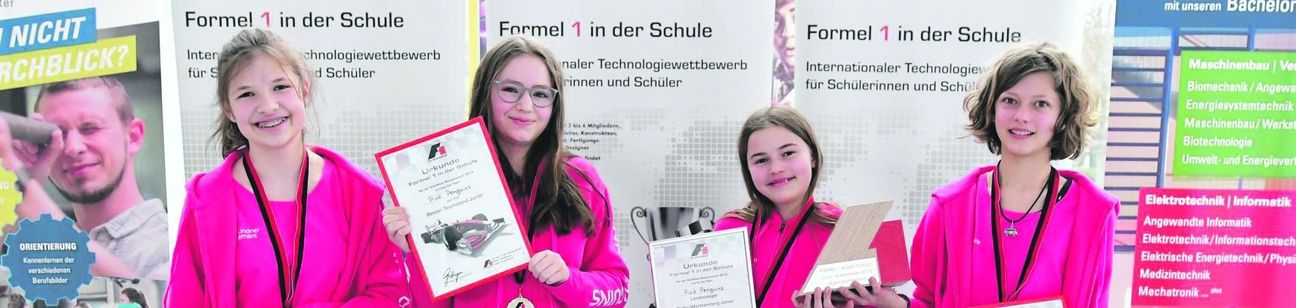 So sehen Siegerinnen aus: Die „Pink Penguins“ waren bei den Juniorenteams der 11- bis 14-Jährigen erfolgreich. Darüber freuen sich Emely Lindner, Annabell Bauer, Angelina Schnabel und Merle Kellner (von links). Bilder: z
