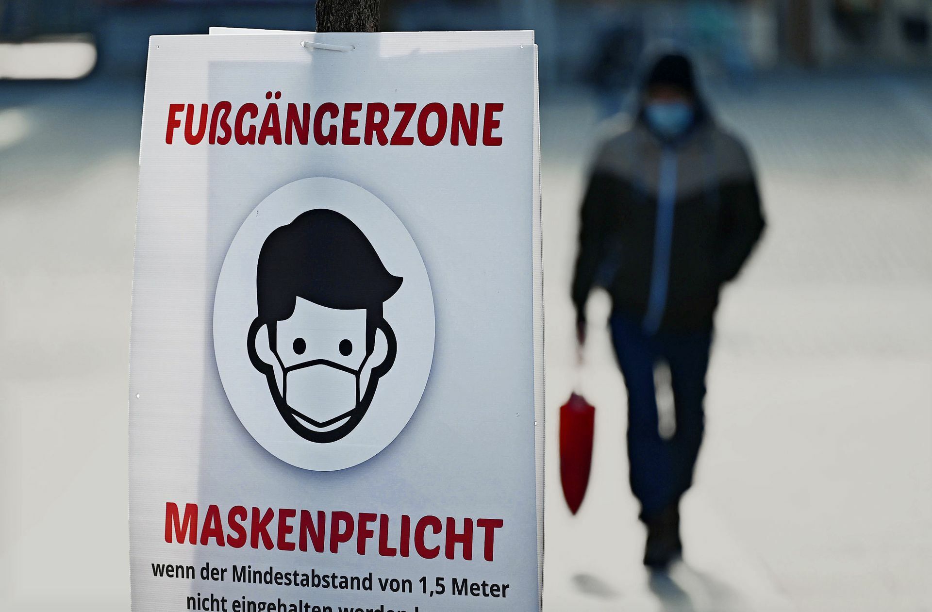 Trotz sinkender Inzidenzen: die Maskenpflicht bleibt ein fester Begleiter.
 Foto: dpa/Marijan Murat