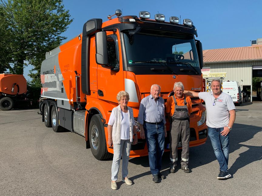 Der Jubilar und die Geschäftsführung : Hannelore Steimle, Erwin Gauss, Hans Steimle und Frank Steimle (von links). Bild: Holzapfel