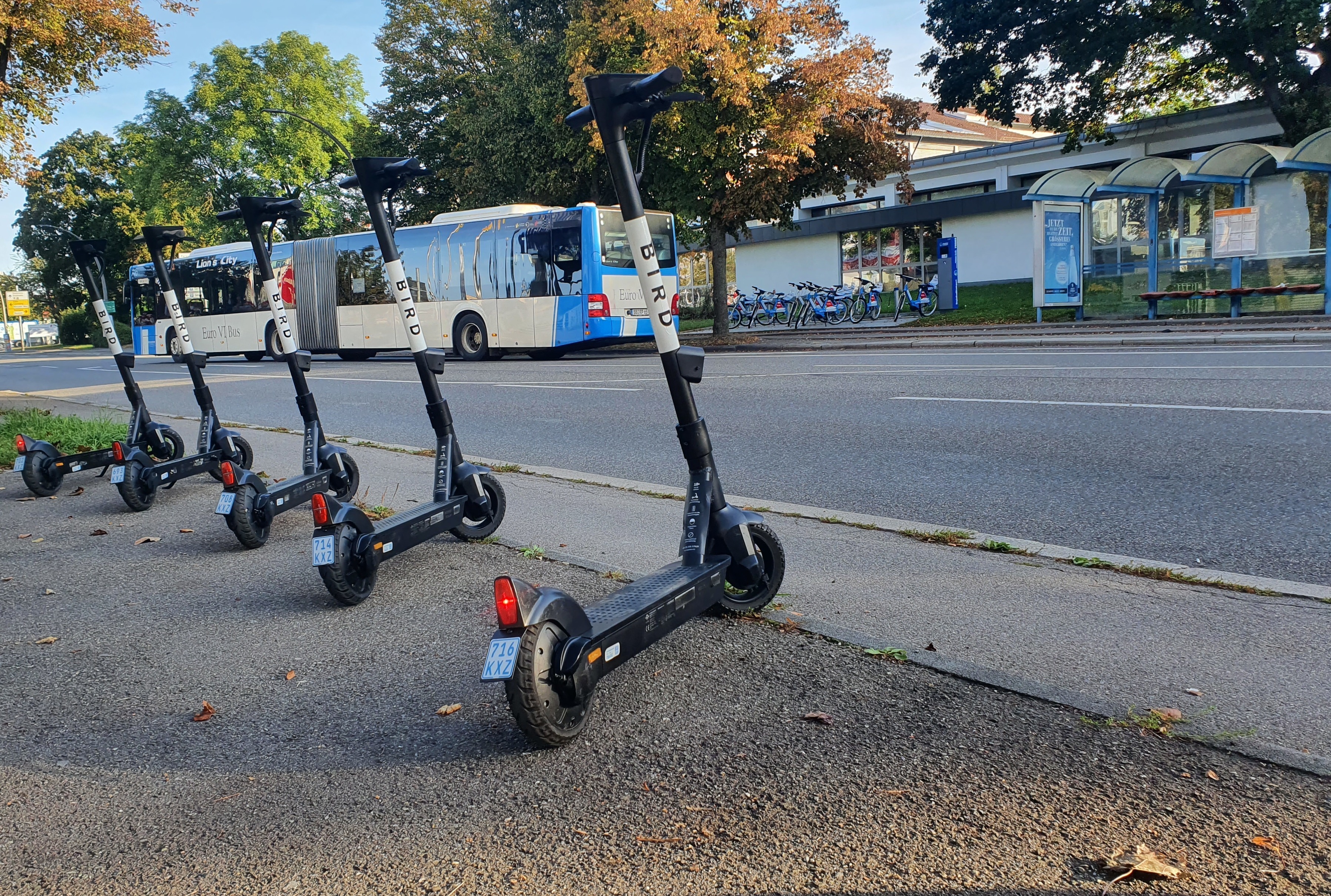 So sieht der Mobilitäts-Mix an der Böblinger Straße bei der Gottlieb-Daimler-Schule aus: Im Vordergrund die neuen Bird-Roller, auf der anderen Straßenseite die Bushaltestelle und daneben die Leih-Fahrräder von Regiorad. Bild: Wegner