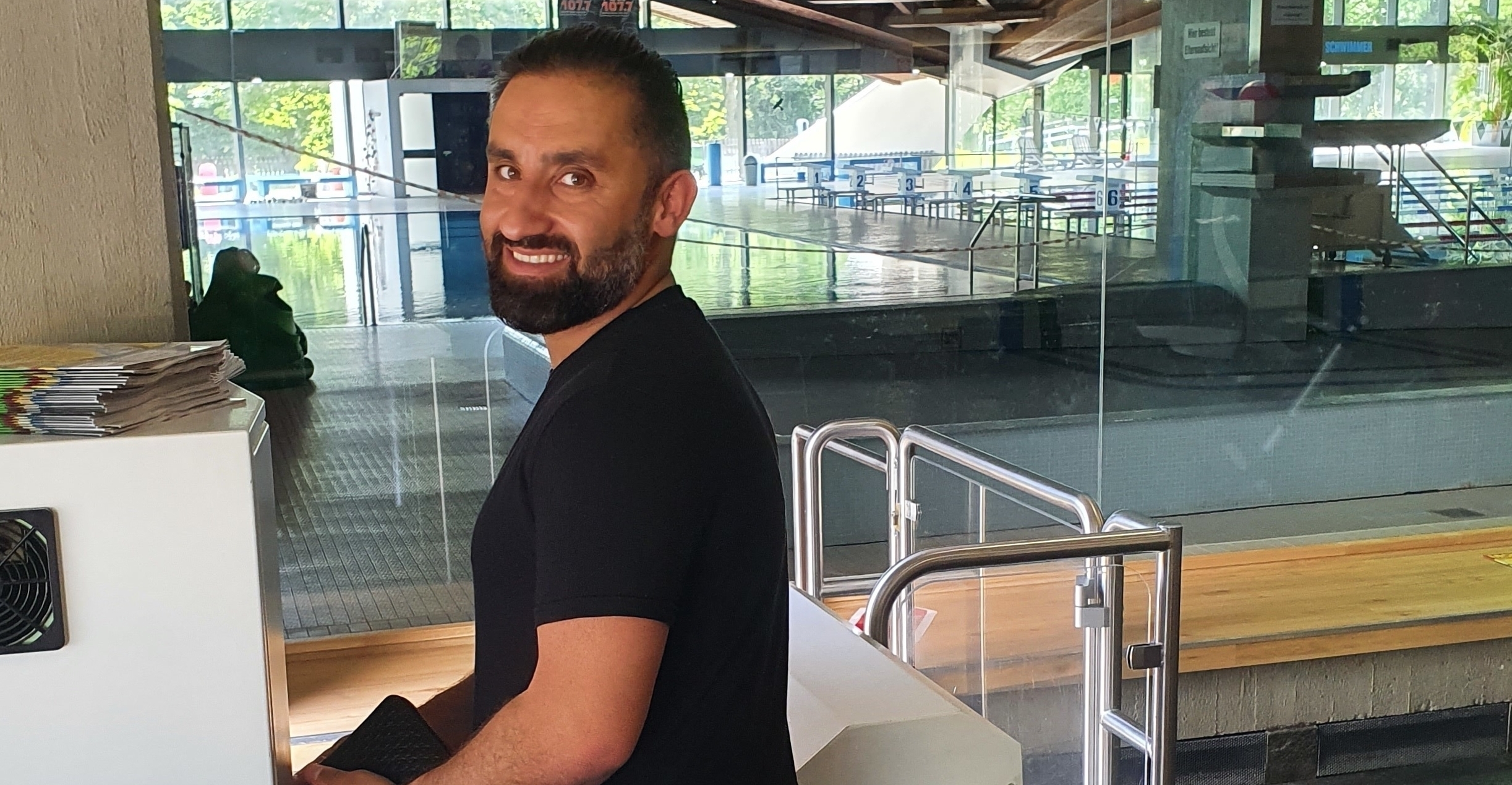 Durchs Drehkreuz geht es für Serhat Bayazit und seine Familie nur ins Freibad, das Badezentrum selbst hat derzeit geschlossen. Der Maichinger hofft, dass die Pläne der Stadt auch umgesetzt werden.      Bild: Wegner