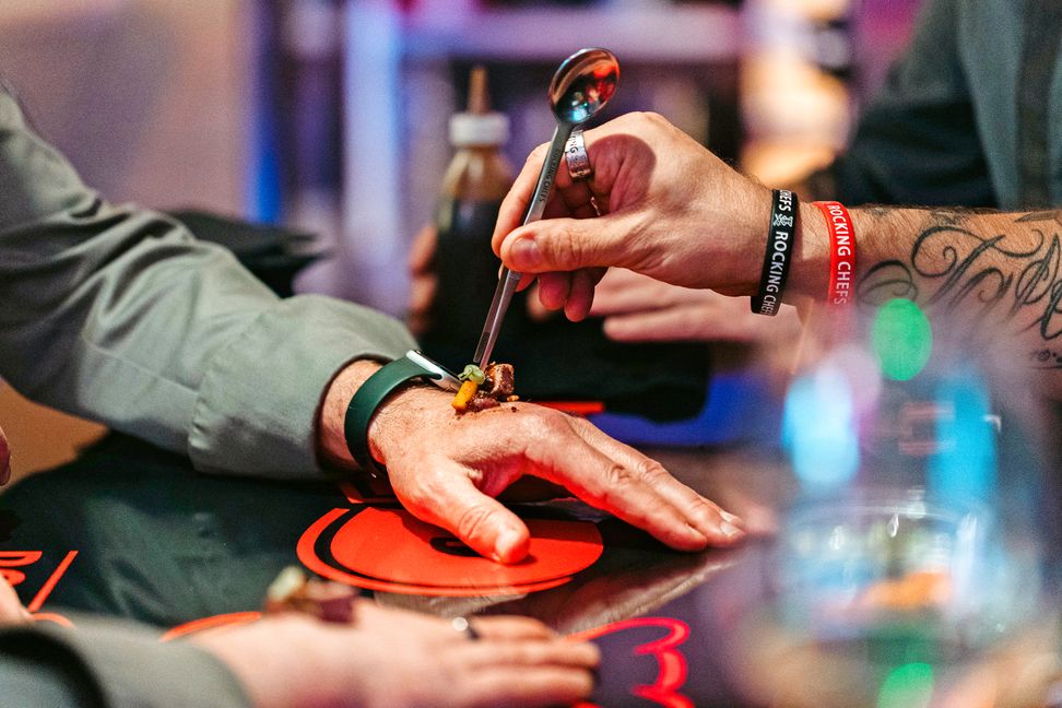 Alternative Tischmanieren: Auf den Handrücken wird die Heuschrecke mit kleinen Beilagen serviert.    Bild: Tobias Stehle