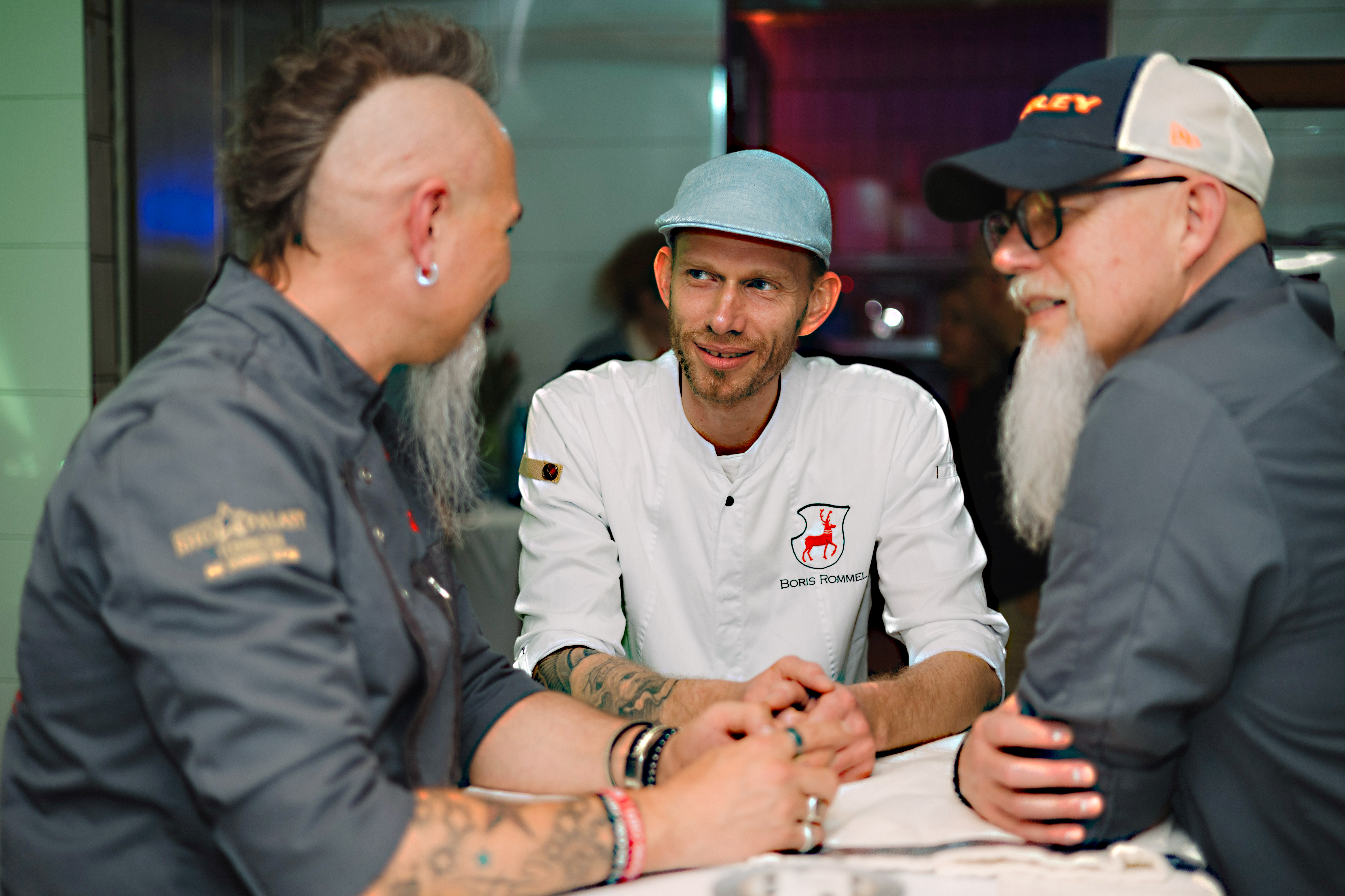 Die Rockings-Chef mit Zwei-Sterne-Koch Boris Rommel (Mitte) im Löwen in Steinenbronn.    Bild: Tobias Stehle